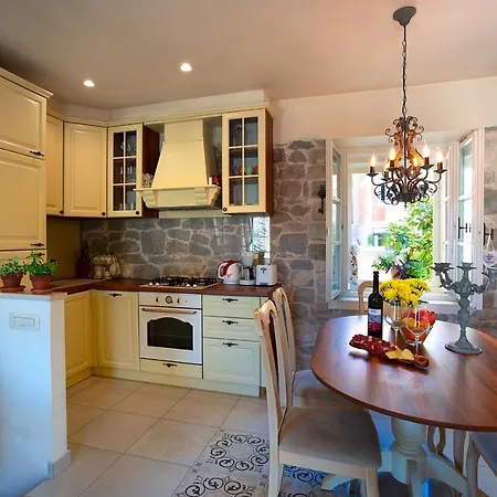 Дом отдыха Kalalarga In The Center Of The Town With Free Parking Макарска